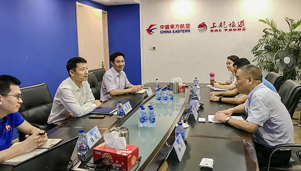 7月9日，集團(tuán)公司董事長李漢東、副總經(jīng)理龔勇一行前往上航假期國際旅行社總部，拜訪上航假期總經(jīng)理靳黎軍，雙方就下一步開展更加深入的合作進(jìn)行了洽談。市場營銷部、經(jīng)營管理部相關(guān)負(fù)責(zé)人陪同參加。.png