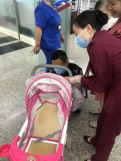 圖片1.png“真情服務(wù)”是讓旅客更加安心、放心、舒心的出行。行查室作為部門進(jìn)港服務(wù)的最后一個環(huán)節(jié)，在日常工作中也很注重服務(wù)細(xì)節(jié)。6月10日，行查室工作人員幫助旅客打開嬰兒車，為她排憂解難。.png