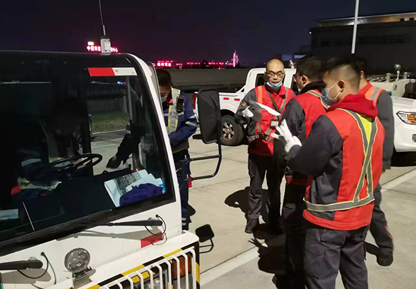 1668062448102863.jpg 機(jī)務(wù)特車隊(duì)牽移飛機(jī)保障T2順利啟用.jpg