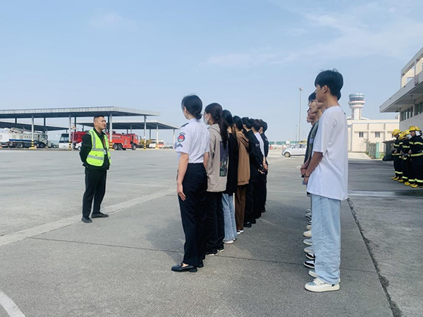 綿陽(yáng)機(jī)場(chǎng)安檢站對(duì)閬中機(jī)場(chǎng)、民航校  實(shí)習(xí)生開展軍訓(xùn).png