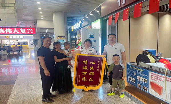 1685434900685281.png 心系群眾,情暖萬家—— 綿陽機(jī)場安檢站暖心服務(wù)獲錦旗.png