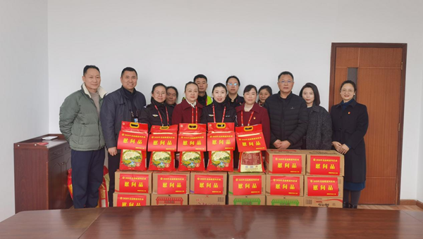 金馬踏春送溫暖 情潤(rùn)機(jī)場(chǎng)職工心 丨市總工會(huì)、綿陽(yáng)市經(jīng)開(kāi)區(qū)工會(huì)現(xiàn)場(chǎng)慰問(wèn)綿陽(yáng)機(jī)場(chǎng)干部職工